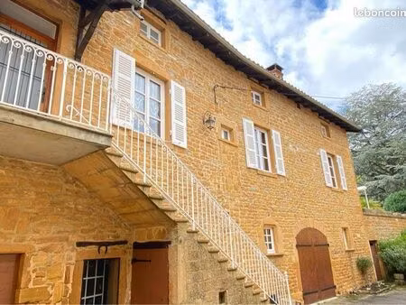 location maison en pierre dorées