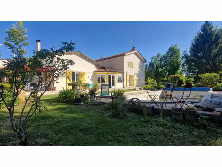 maison de village 253 m²