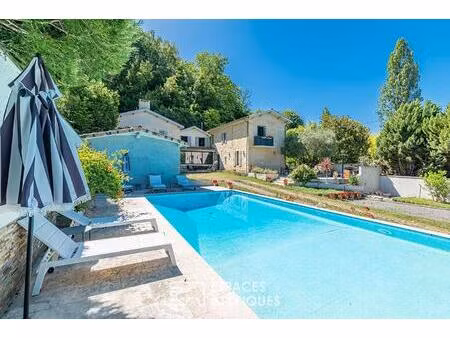 maison troglodyte en pierre avec jardin  piscine et dépendance