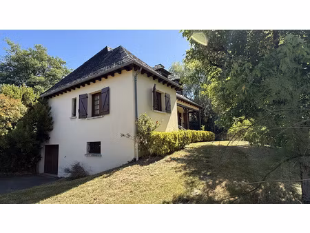 pavillon cossu sur les hauteurs d'espalion