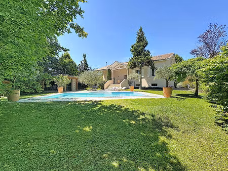 maison de 4 chambres plus bureau  avec piscine  sur 1250 m².