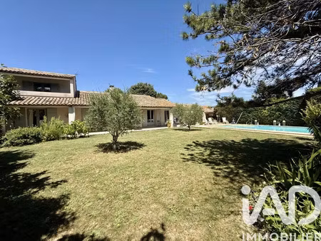 maison traditionnelle à les angles (30133)