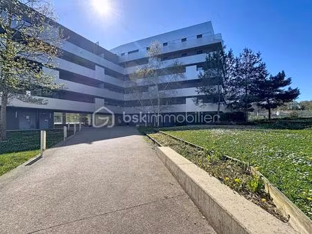 rare sur le secteur : 4 pièces de 83 m² avec terrasse plein sud de 35 m² et parking