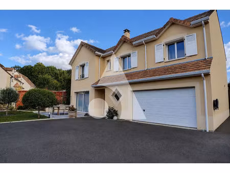 maison familiale de standing avec piscine et double garage