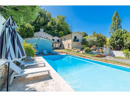maison troglodyte en pierre avec jardin  piscine et dépendance