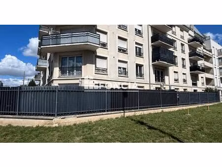 villepinte – résidence récente – appartement 2 pièces avec 1 espace bureau et parking