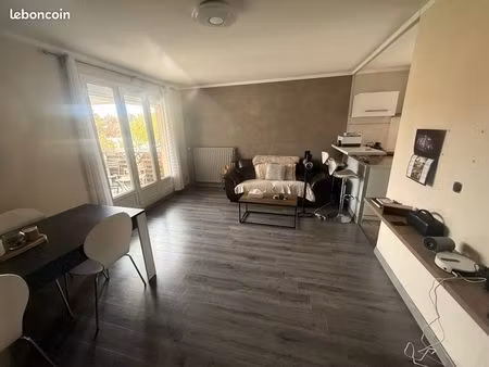 appartement meuble deux chambres avec jolis balcons