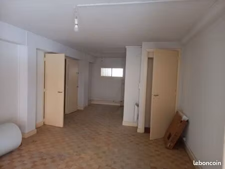 local de 35 m2 sécurisé