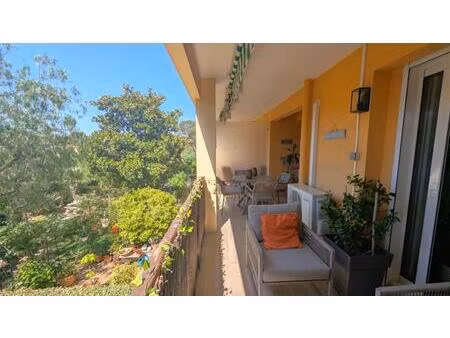 grand t2 avec terrasse parking et cave . emplacement exceptionnel au c?ur de boulouris