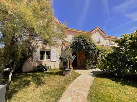 magnifique maison individuelle et familiale de 7 pièces dans résidence prisée secteur euro