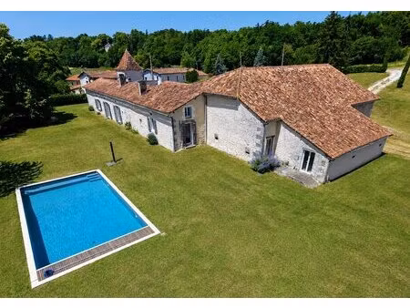 charmante propriété en pierre avec grange et piscine !