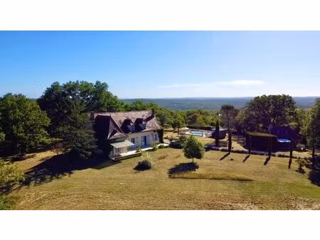 propriété de caractère avec maison principale  annexes et piscine sur plus de 4 7 ha