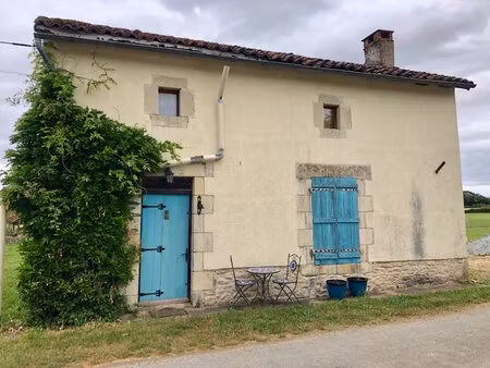 maison individuelle de deux chambres  située dans un hameau.