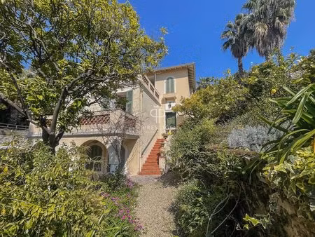 villa délicieuse du début du siècle  pleine de caractère et située dans le secteur...