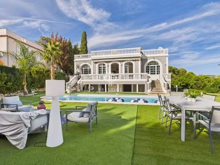 belle villa de 4 chambres avec piscine dans un quartier résidentiel très prisé de...