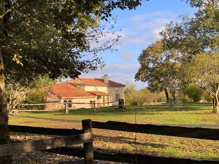 maison  grange et piscine sur 8 ha