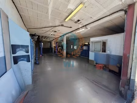 local d'activité avec un appartement spacieux et confortable