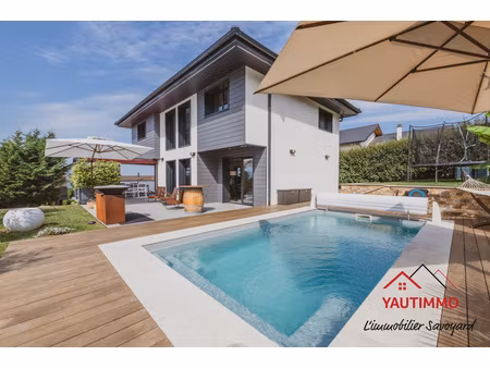maison avec piscine  studio et vue  à 10 min de la frontière suisse – cranves-sales