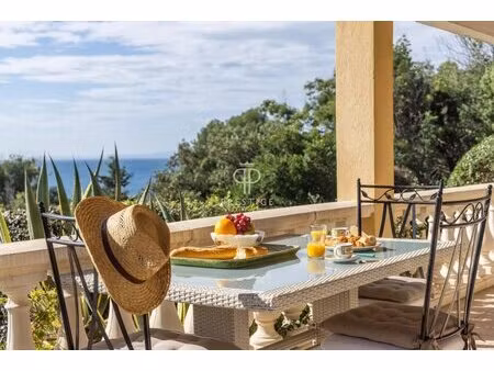 une charmante villa de 2 chambres avec piscine  surplombant les villas les plus...