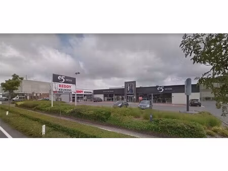uitzonderlijk commercieel pand met 37 parkings en sterke visibiliteit in veurne