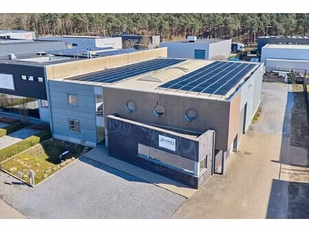 multifunctioneel bedrijfsgebouw met appartement en buitenterrein
