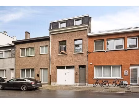 te renoveren rijwoning van 187 m²  twee slpk en ruime tuin!