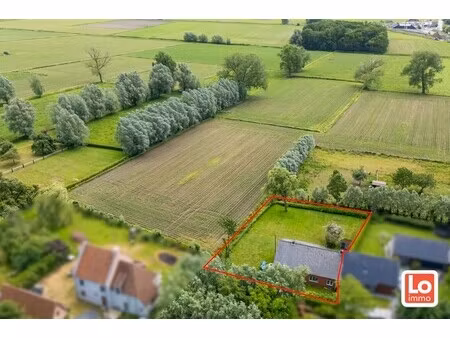 landelijke te renoveren halfopen gelijkvloerse woning met inpandige garage en grote tuin m