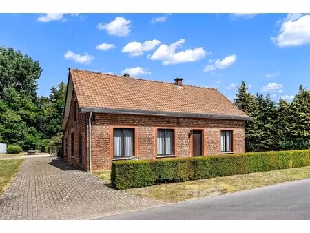 goed onderhouden woning met potentieel op leuke ligging!
