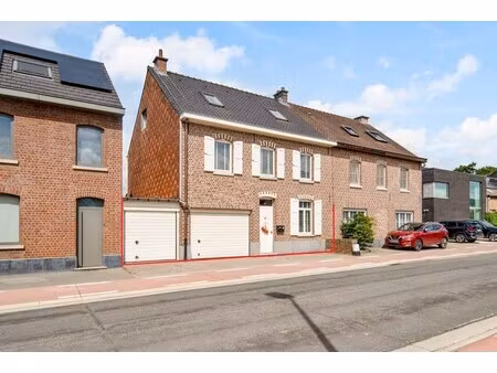 ruime en lichtrijke woning met 4 slaapkamers  2 garages  een kelder en een tuin te oud-hev