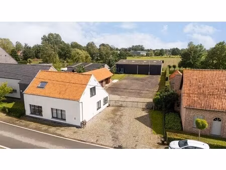 charmante  gerenoveerde gezinswoning met hedendaagse loods van 400m²