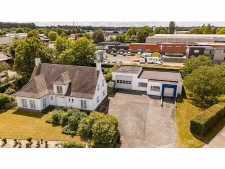 prestigieuze villa met loods vlakbij centrum pittem