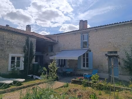 belle maison en pierre avec dépendances et jardin en charente-maritime