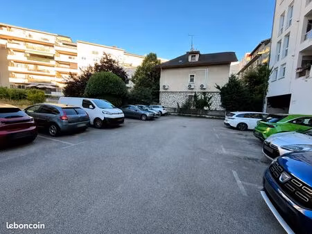 place de parking dans cour intérieure