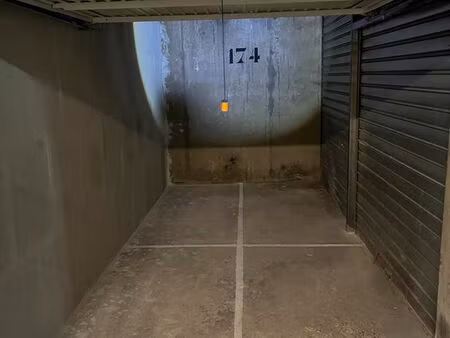 box fermé 12 m² – parking voiture ou espace de stockage – paris 20e
