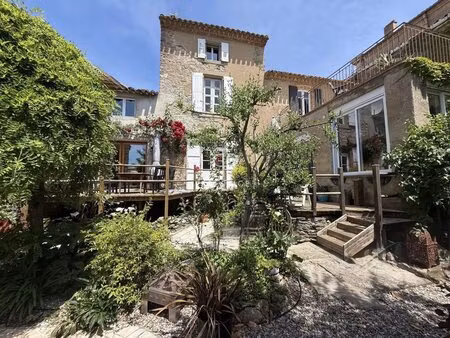 propriété de caractère de 5 chambres  charmante  avec un espace extérieur agréable au cœur