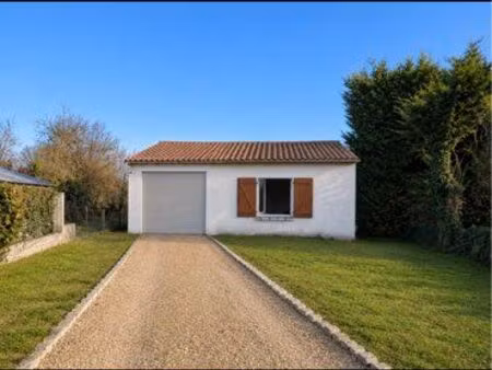 grand garage avec terrain cloturé