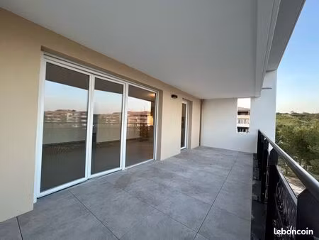 t2 récent avec terrasse 16 m²  garage et ascenseur – vacquerolles