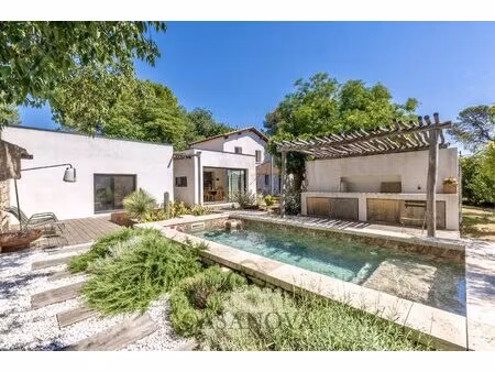 villa de charme offre un cadre de vie rare où l'élégance méditerranéenne rencontre le...