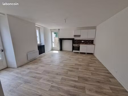 location maison avec petite cour et deux dépendances