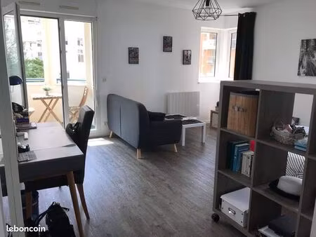 hyper centre studio meublé idéal étudiant tout à pied 5 min des prépas barthou et saint- c