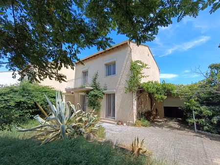 raphèle les arles  agréable villa de 106 m² implantée sur un jardin joliment arboré.