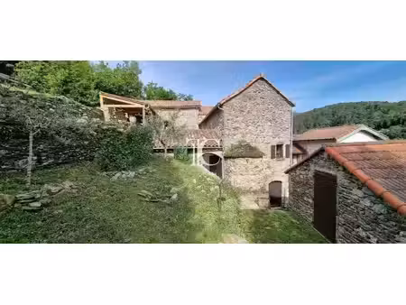 un mas authentique  des vues dégagées et la discrétion élégante d’un hameau préservé