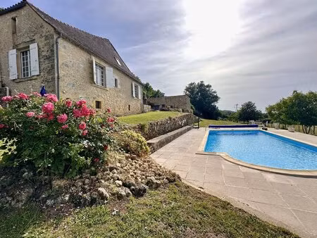 charmante propriété en pierre avec granges  à quelques pas des commodités