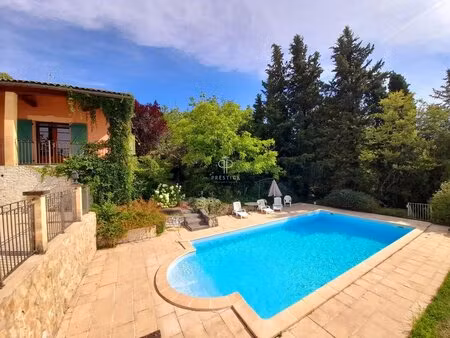 propriété spacieuse de 5 chambres avec piscine dans un emplacement idéal  à quelques pas..