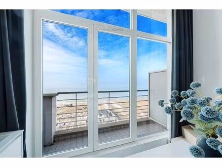 mooie duplex-mezzanine met frontaal zeezicht en zuidgericht terras.