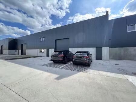 recente kmo-unit van 369 m² met kantoor  buitenopslag en 2 parkeerplaatsen