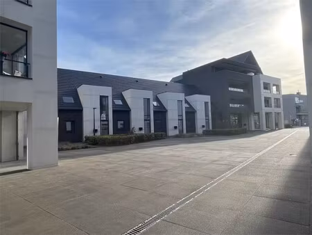 moderne gezinswoning met 3 slaapkamers  tuin en garage in het hart van zutendaal