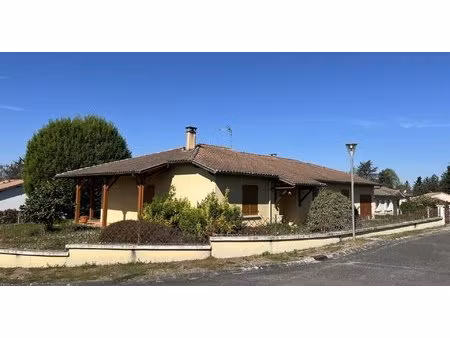 maison de plain-pied avec garage et jardin.