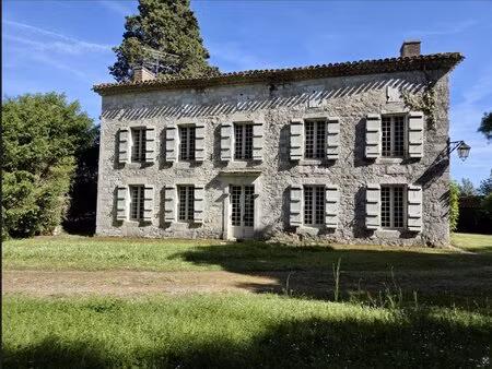 superbe maison de maître avec ses dépendances au coeur de la nature du lot et garonne
