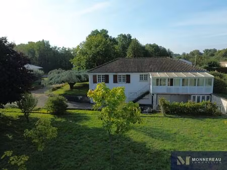 ensemble maison et batiment loué sur un grand terrain